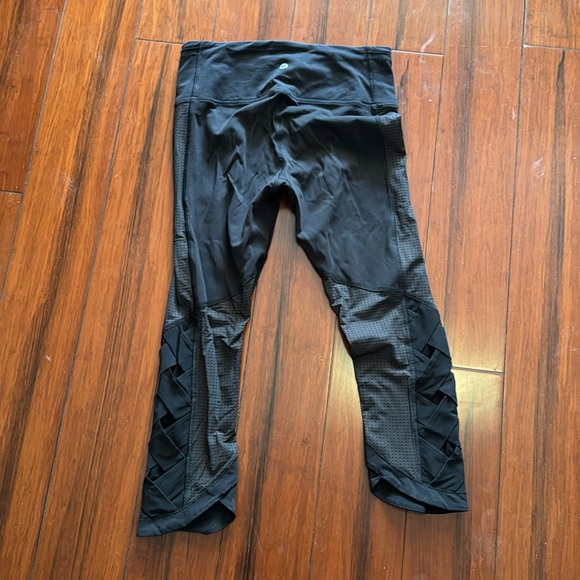 Excellent condition lululemon crop leggings - Picture 2 of 4
